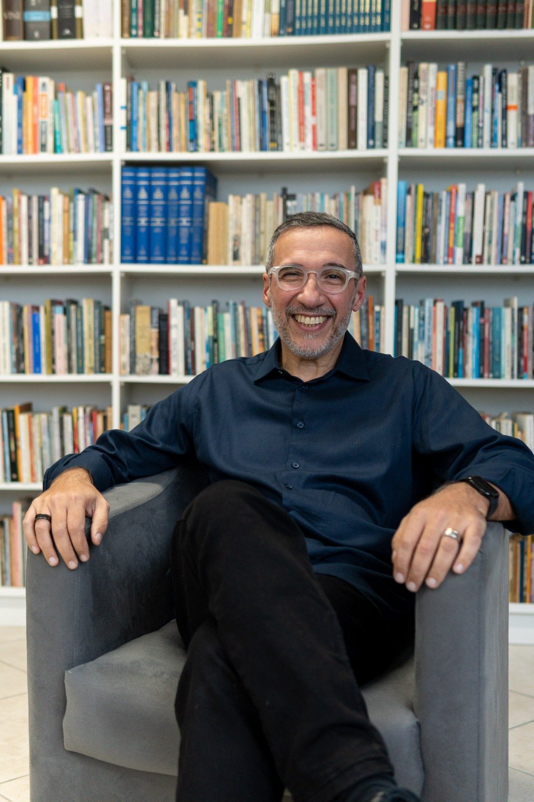 Pr. Guilherme Gimenez na biblioteca